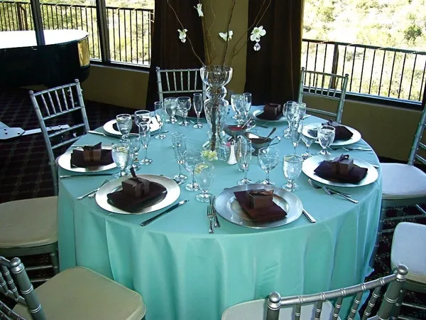 Elegant table setting with turquoise tablecloth