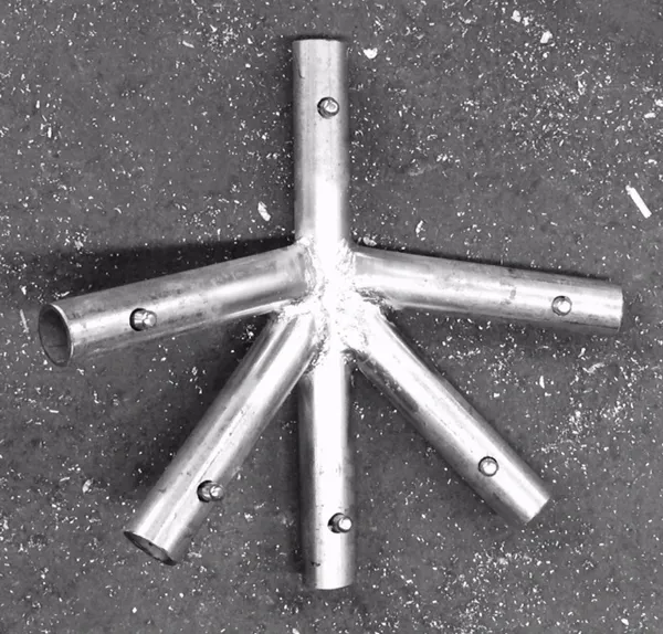 Five-way metal pipe fitting structure